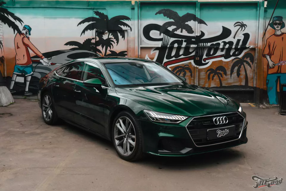 Оклеили Audi A7 изумрудным винилом и защитили полиуретаном, окрасили суппорта с логотипами, провели химчистку и обработали кожу керамикой